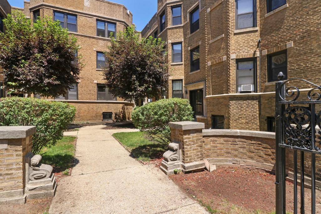 Cozy Modern 1BR Apt, 10-min Walk to Wrigley Field - Stratford 1E 3E rep photo