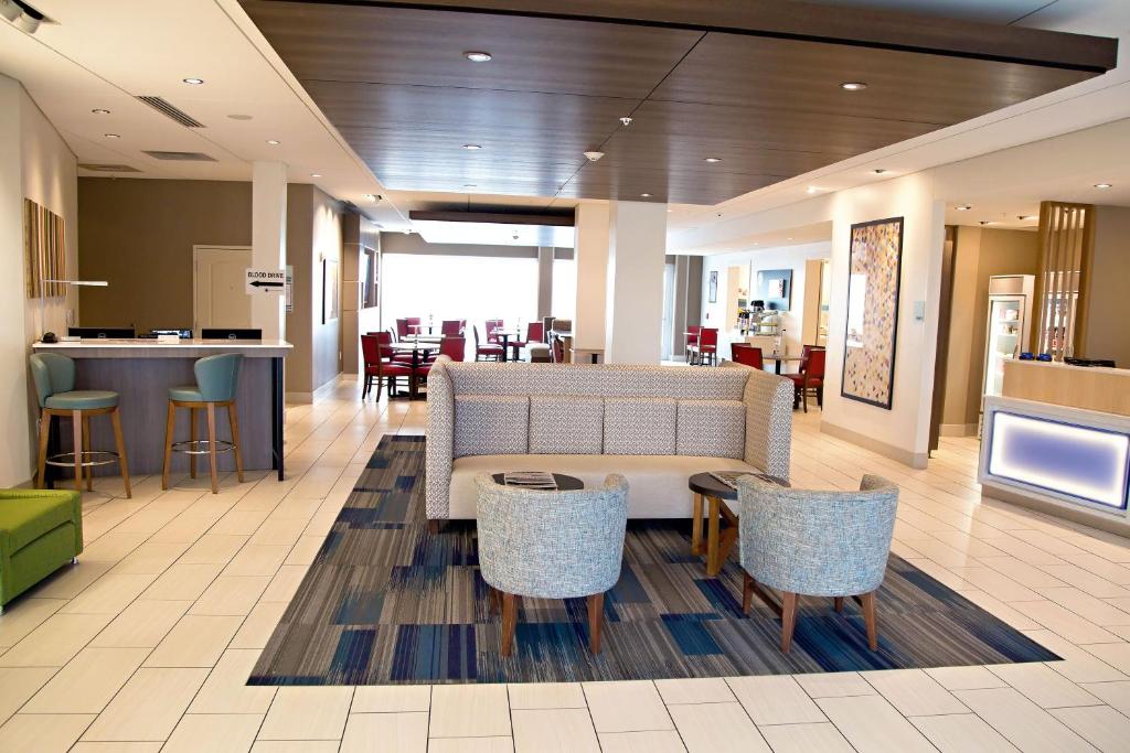 Holiday Inn Express & Suites Great Bend photo