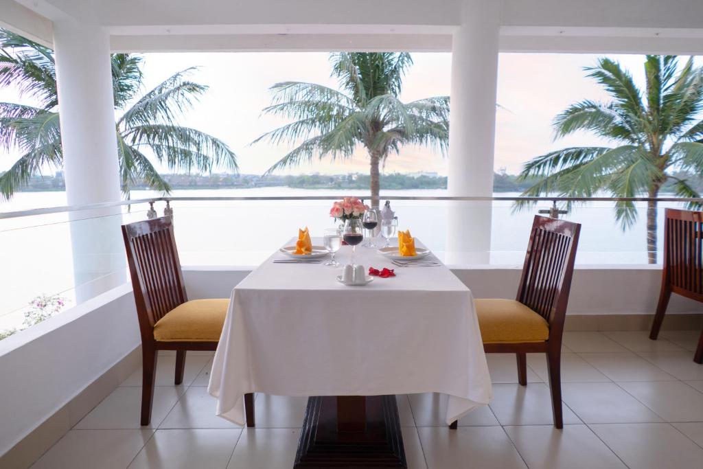 Restaurant, Century Riverside Hotel Hue in Hue