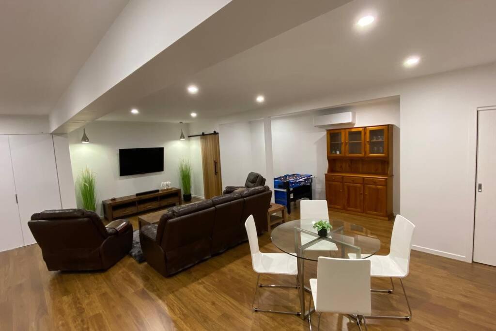 Spacious, Contemporary and Self-Contained with Beautiful Views, Kingston