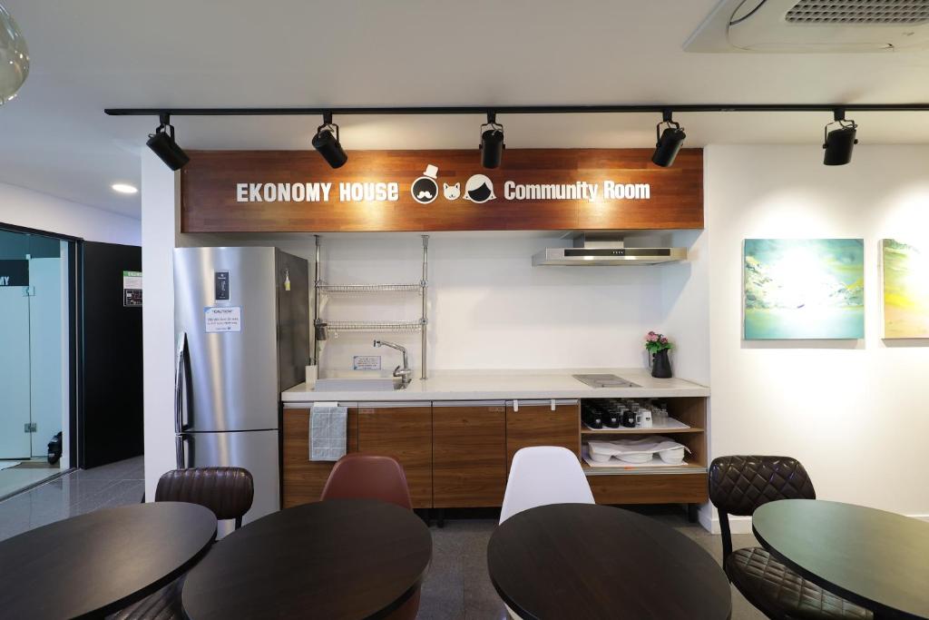 Kitchen, Ekonomy Haeundae Hostel & Guesthouse in Busan