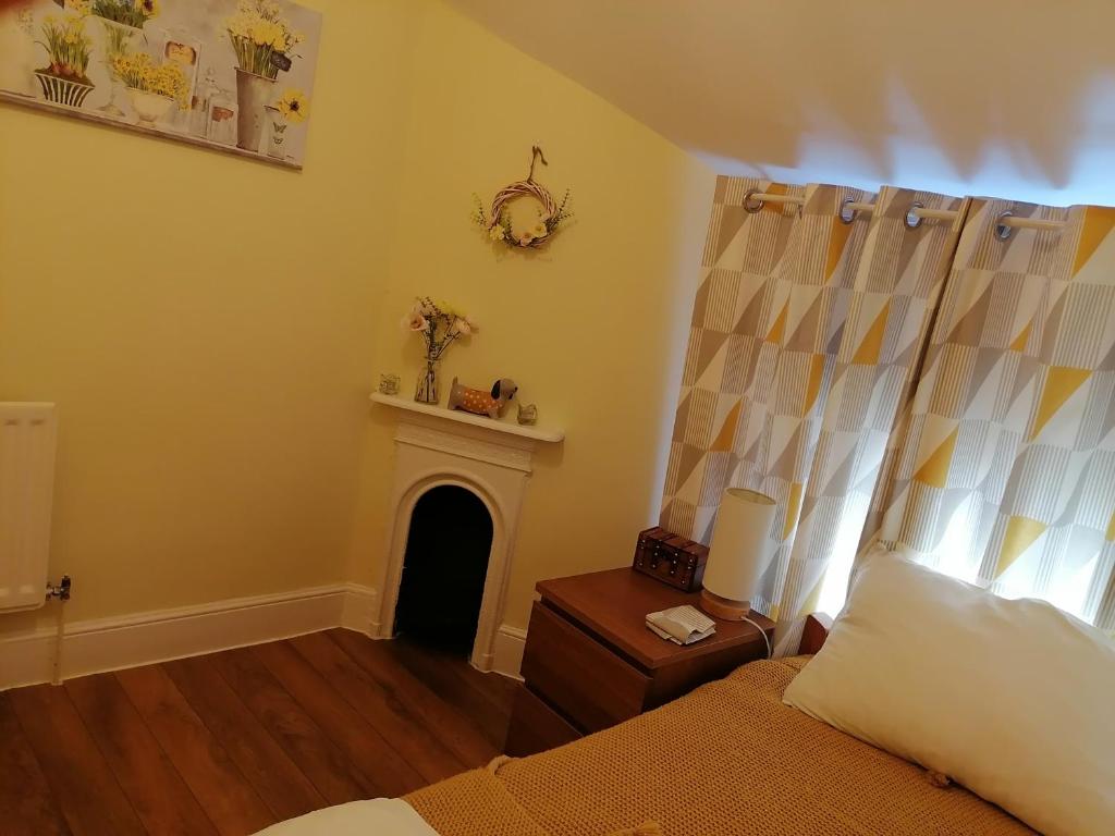 Tynant House- Modern 3 bed house- City centre and FREE parking photo