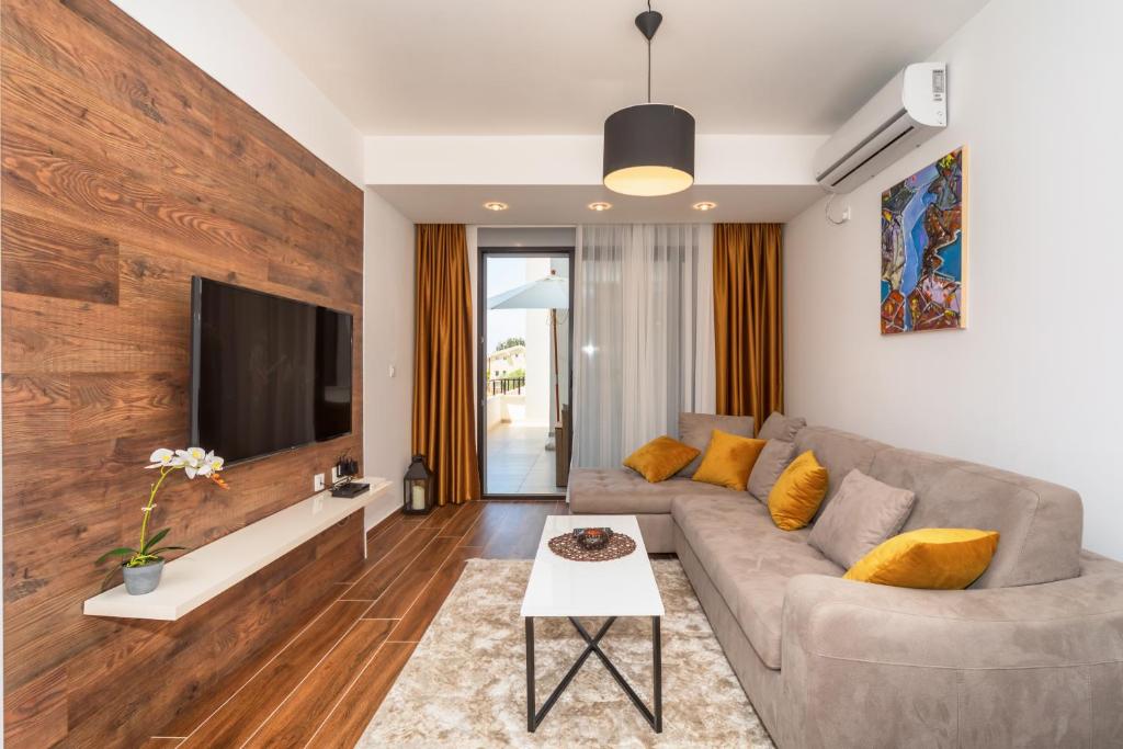 Accordion Apartment, Bar