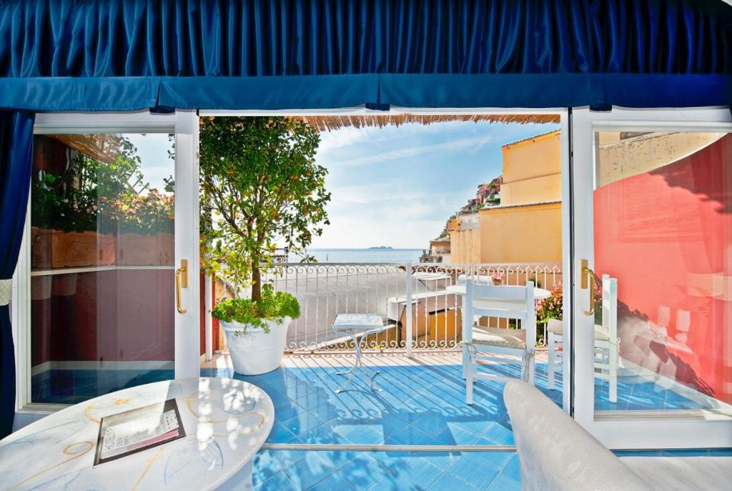 2. Villa La..