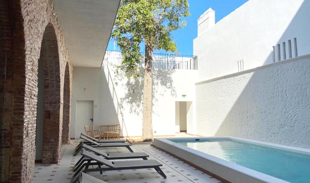Swimming pool