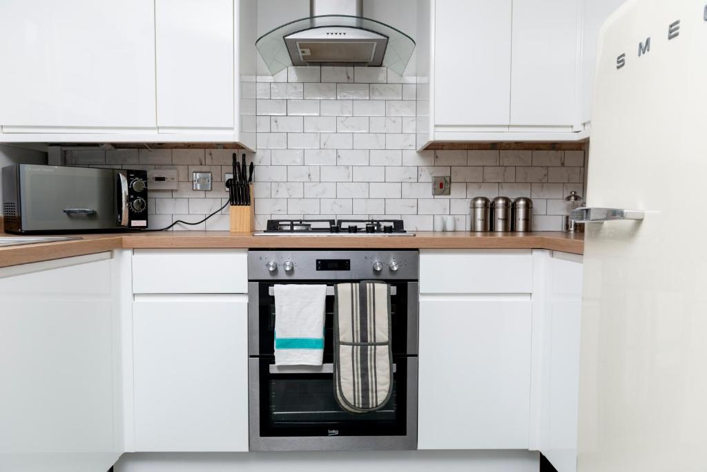 A Cosy House Sleeps 7 FREE PARKING Close To The NEC and BHX Airport Three Bedroom House By Be More H photo