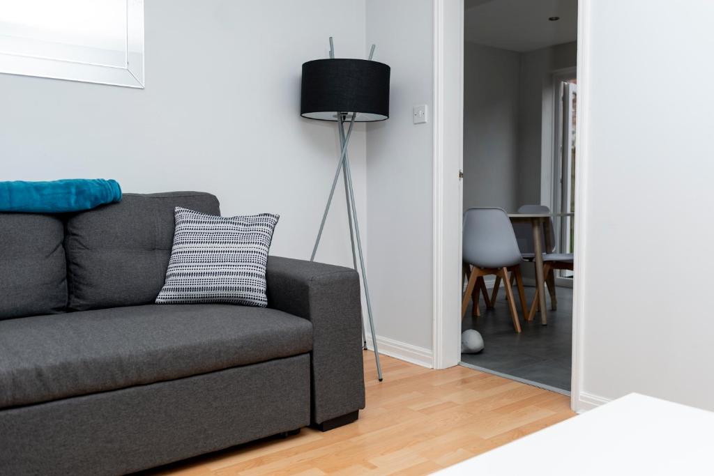 A Cosy House Sleeps 7 FREE PARKING Close To The NEC and BHX Airport Three Bedroom House By Be More H photo