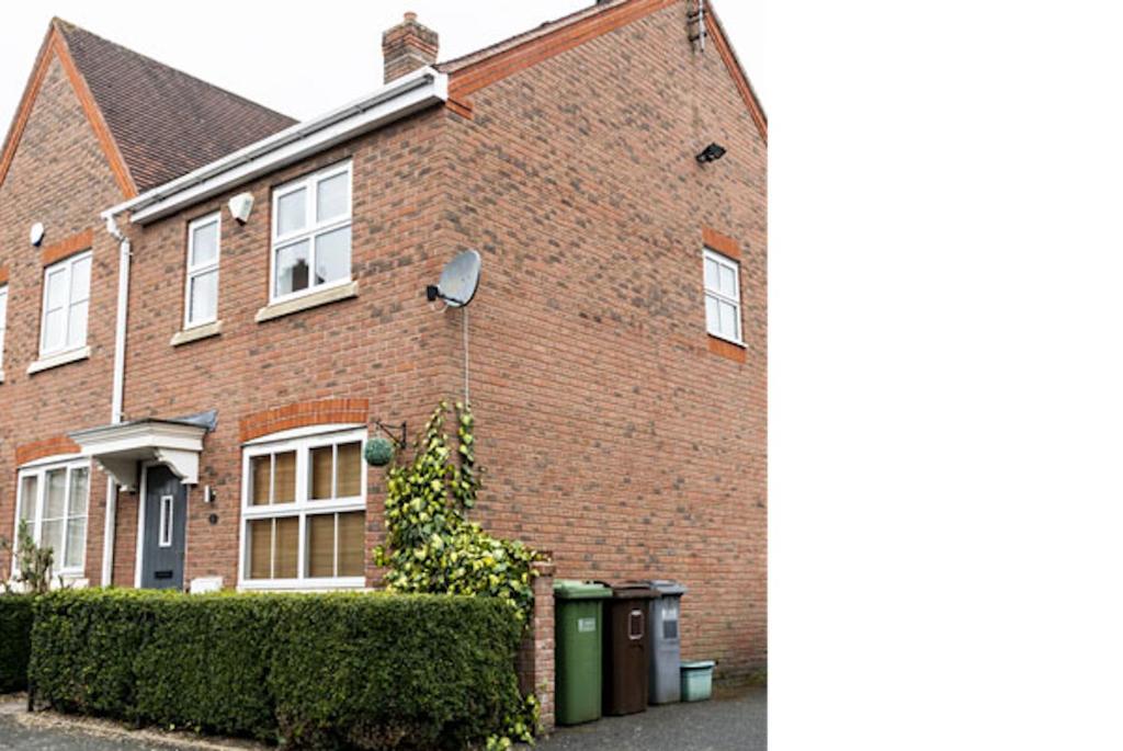 A Cosy House Sleeps 7 FREE PARKING Close To The NEC and BHX Airport Three Bedroom House By Be More H photo