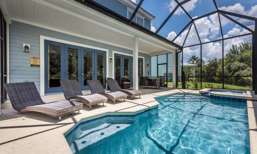 Timeless 4 Bdrm Oasis with Private Screened In Pool at Reunion, Kissimmee