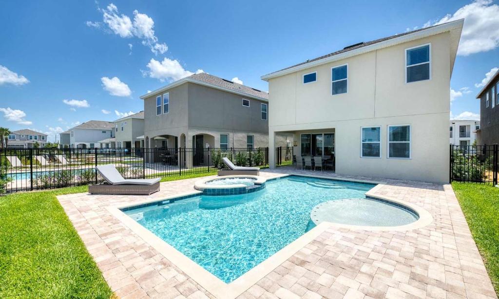 Modern 6 Bdrm Abode with Private Pool and Spa in Encore, Orlando