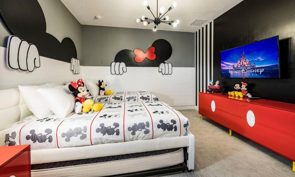 Modern 8 Bdrm Home with Game Room in Encore, Orlando