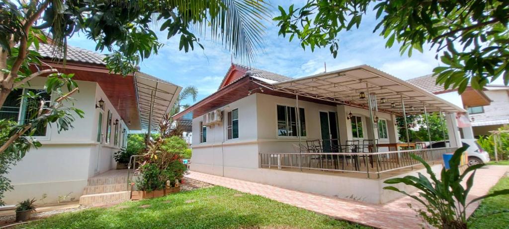 Nuch's Apple Guest House