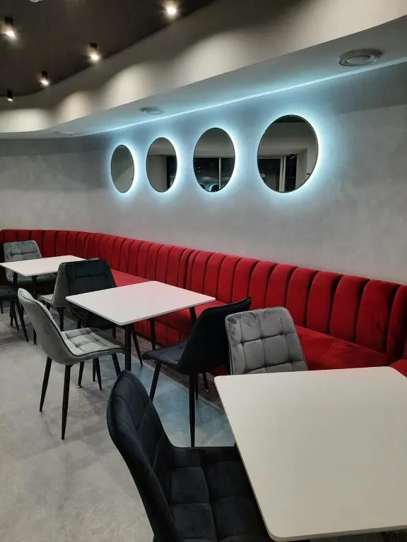 Red Cube Hotel, Hotel in Kamjanez-Podilskyj