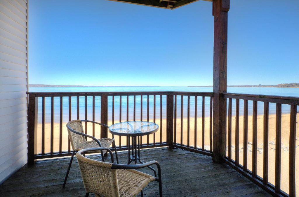 Beachside 216 with Pool Hot Tub and Private Deck Overlooking East Bay — Hotel in Traverse City (MI)