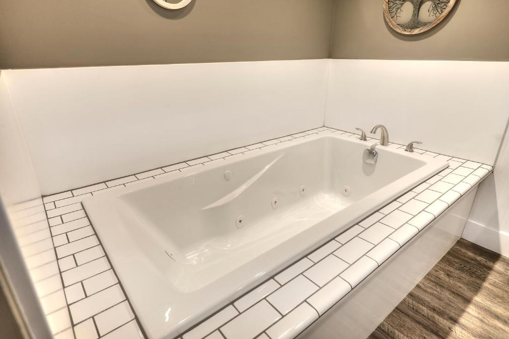 Beachside 216 with Pool Hot Tub and Private Deck Overlooking East Bay photo