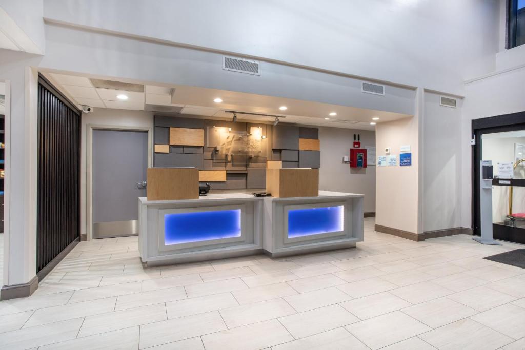 ホリデイ イン エクスプレス ホテル ＆ スイーツ モアヘッド シティ バイ IHG (Holiday Inn Express Hotel & Suites Morehead City By IHG) 外観