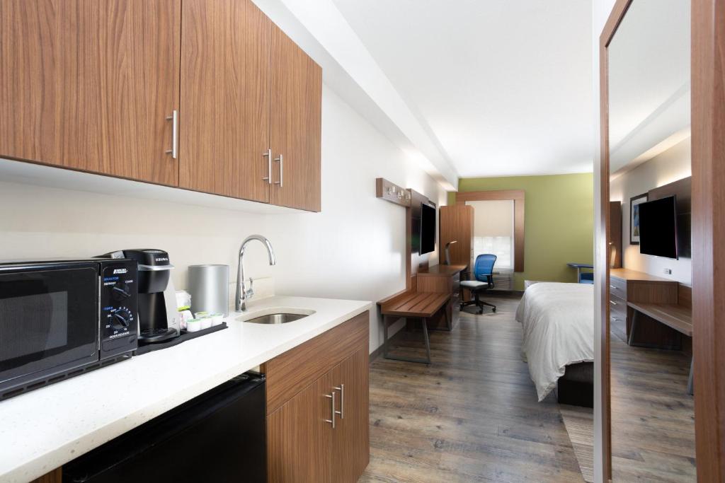 Holiday Inn Express Hotel & Suites Morehead City photo
