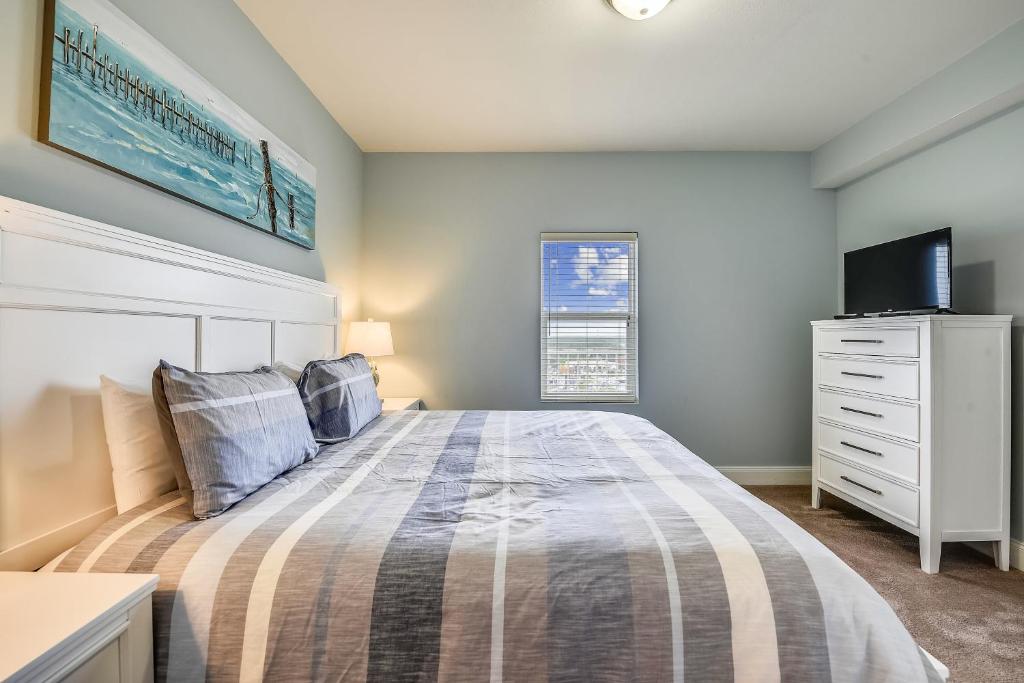 Laketown Wharf Resort #1117 by Book That Condo photo