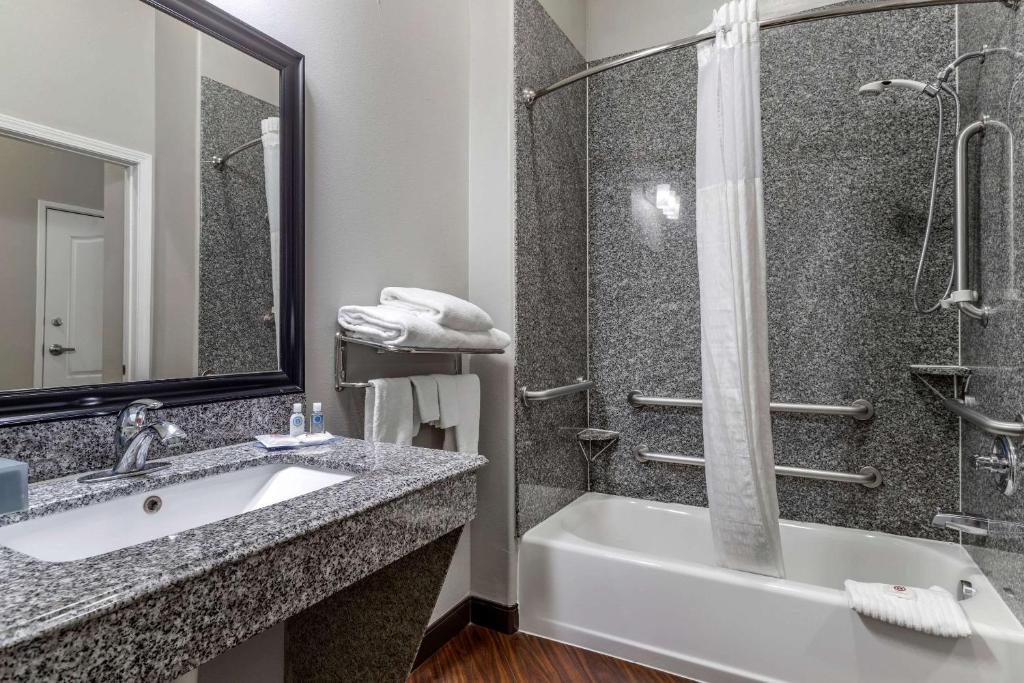 Comfort Inn & Suites photo