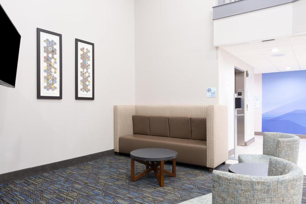 Holiday Inn Express Hotel & Suites Morehead City photo