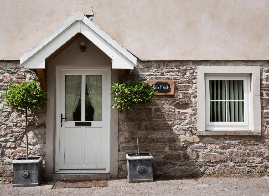 Wrth y Nant, Saint Ishmael