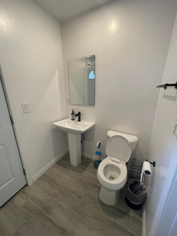 Private Standalone Room w/ TV, WIFI & AC in Carson (South Bay) photo