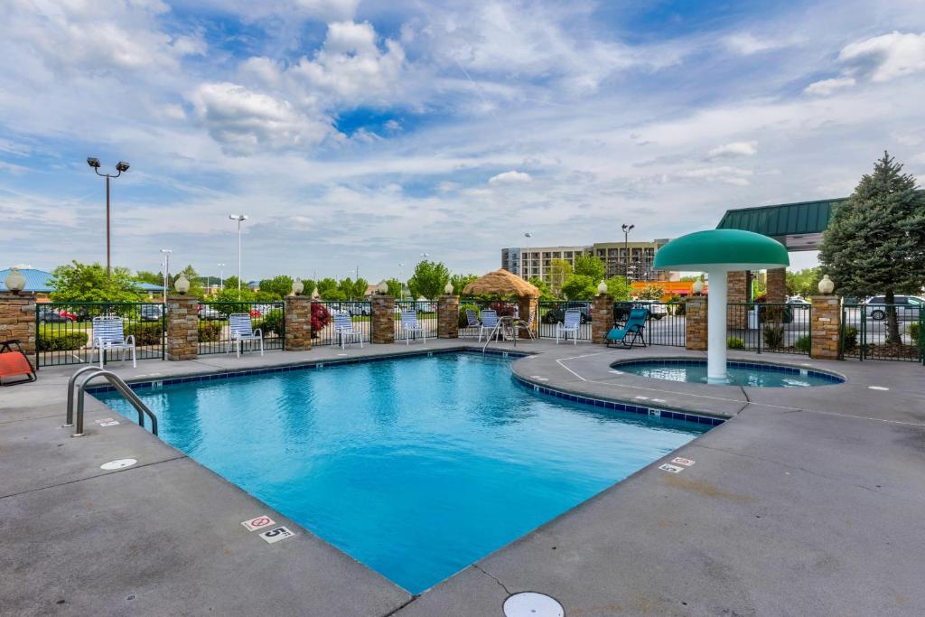 Swimming pool, Park Grove Inn in Pigeon Forge (TN)