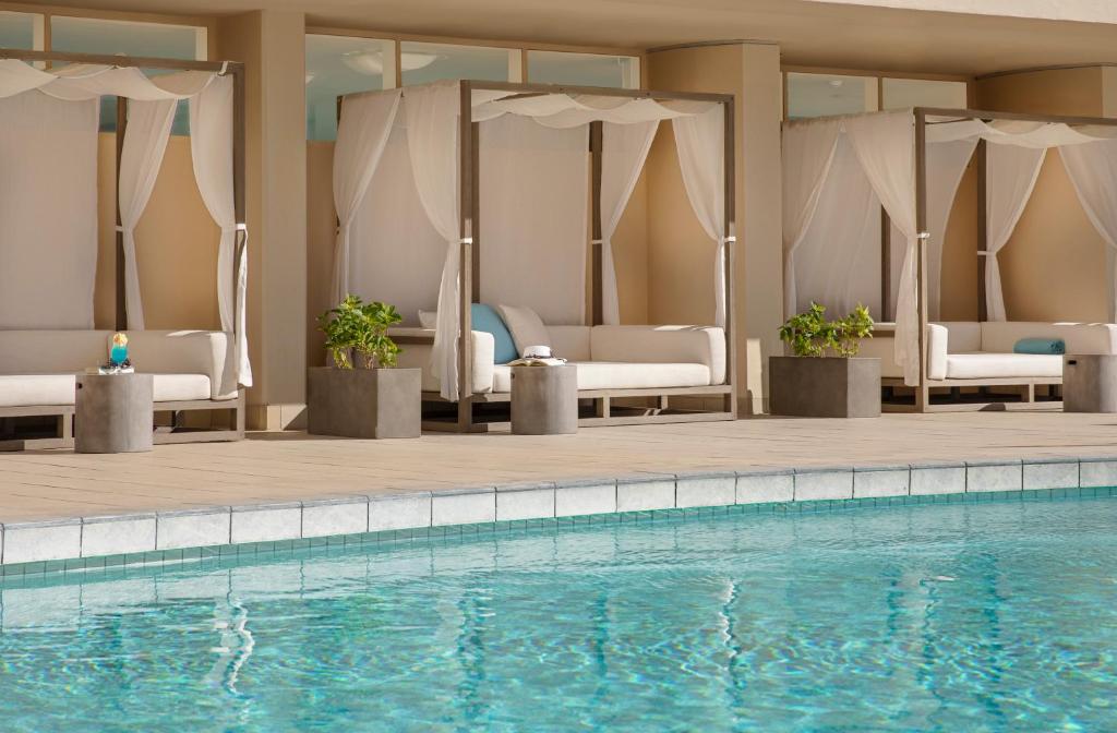 Swimming pool, The Twin Fin Hotel in Honolulu (HI)