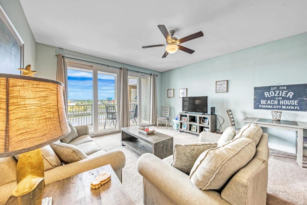 On the 3-d Floor, Laketown 324 - Large 2 BD , Great Views and Amenities, Panama City Beach