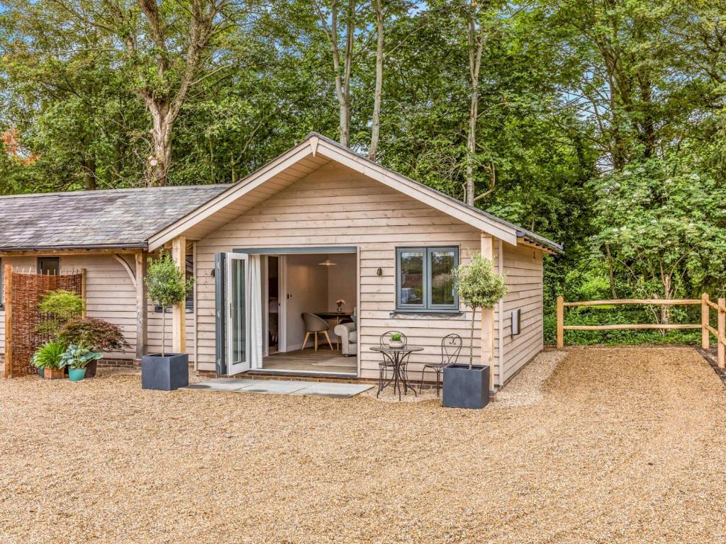 Pass the Keys Delightful 1 bed lodge in South Downs village, Chichester