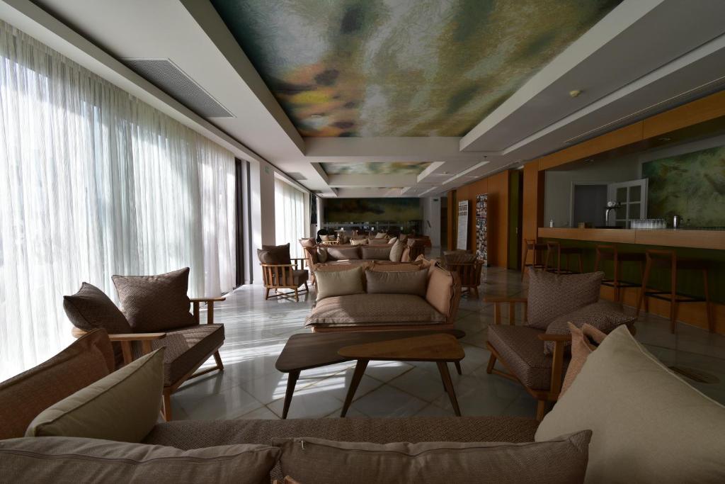Geraniotis Beach — Restaurant & bars in Platanias