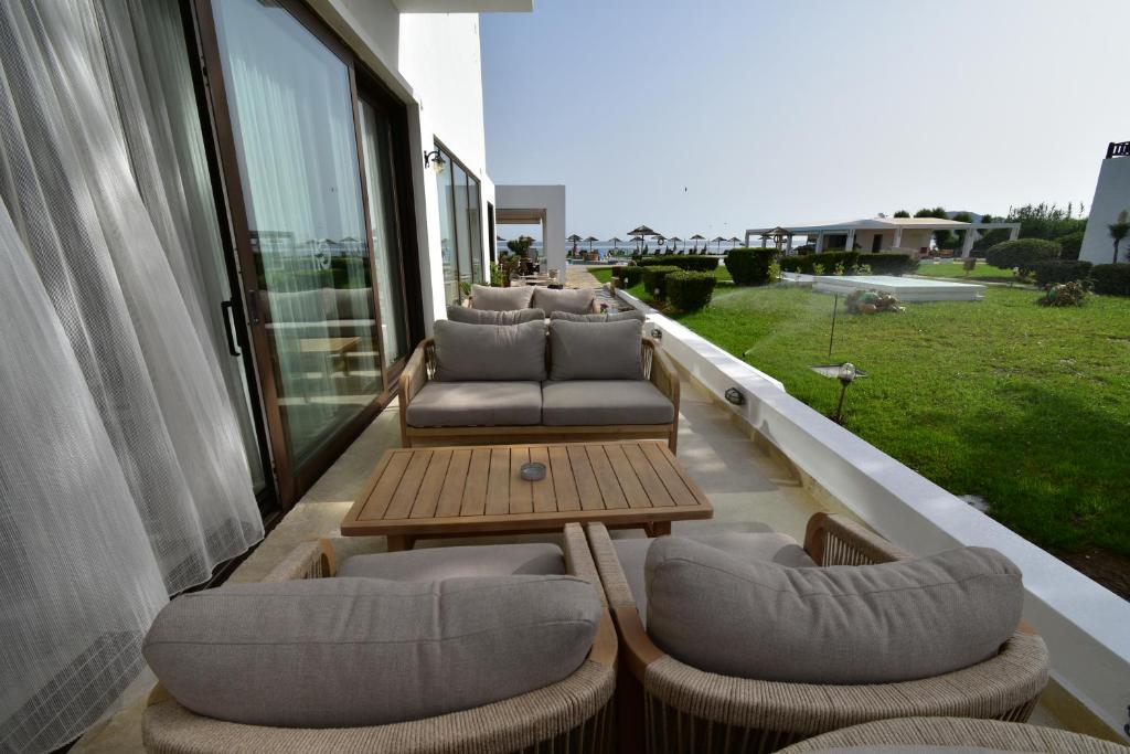 Geraniotis Beach — Hotel building in Platanias