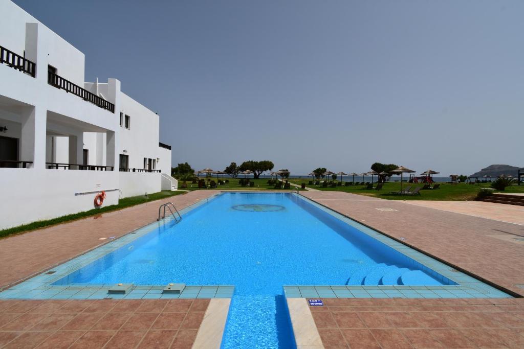 Geraniotis Beach — Swimming pool in Platanias