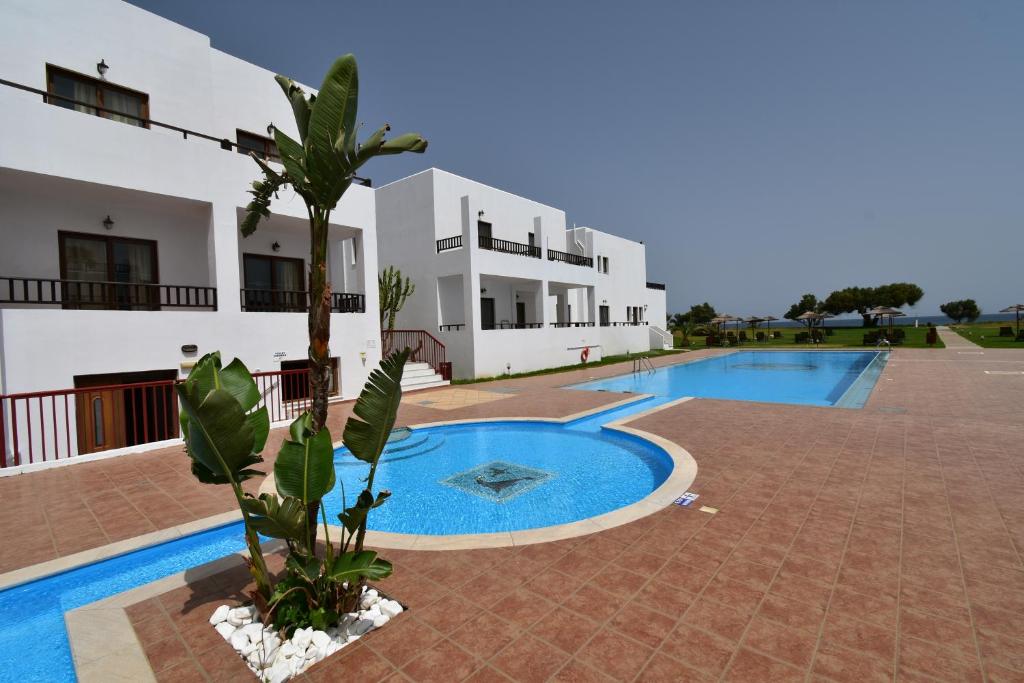 Geraniotis Beach — Swimming pool in Platanias