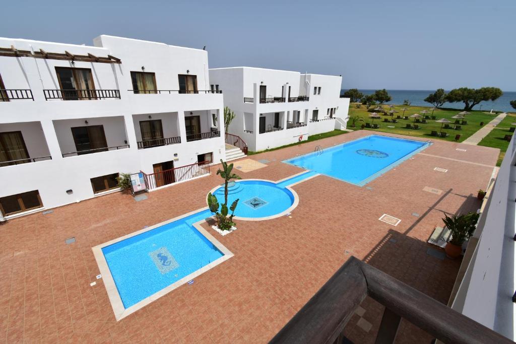 Geraniotis Beach — Swimming pool in Platanias
