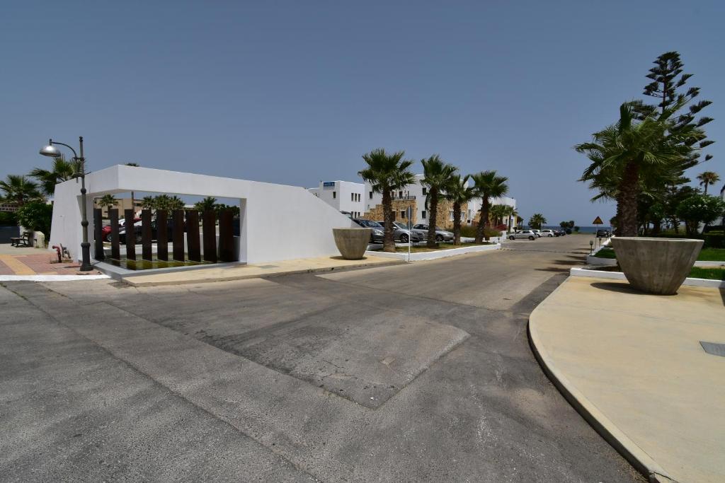 Geraniotis Beach — Hotel building in Platanias