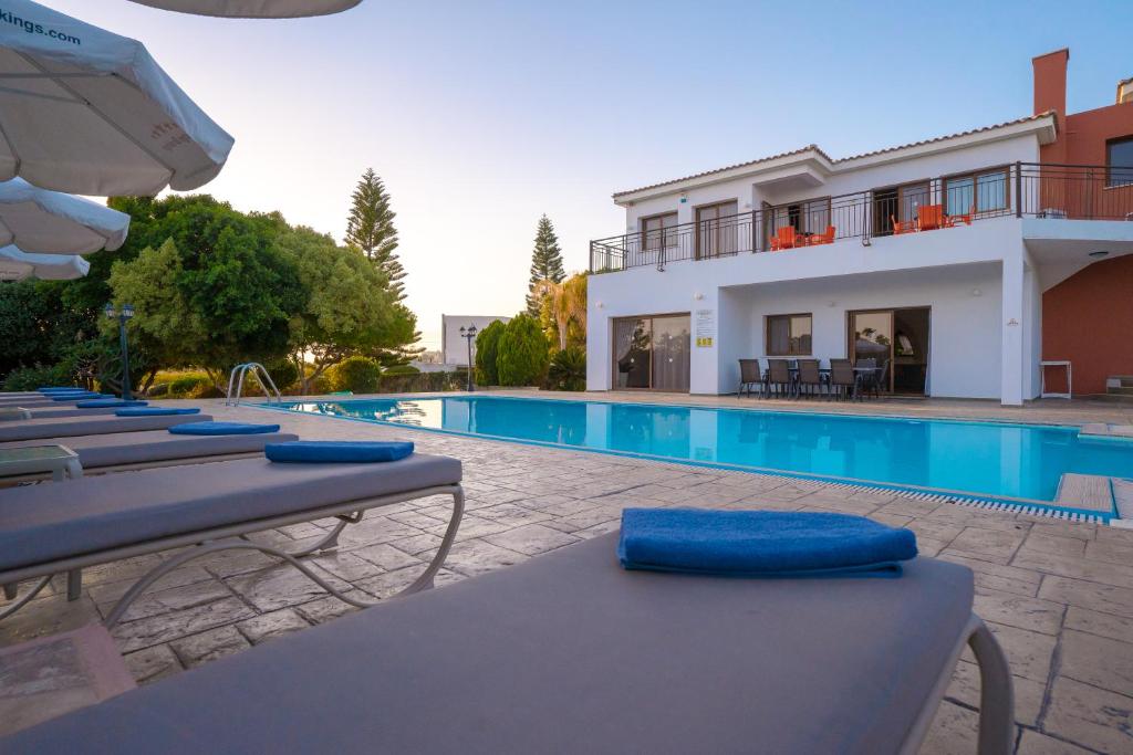 Luxor by Prestige Bookings — Hotel in Peyia