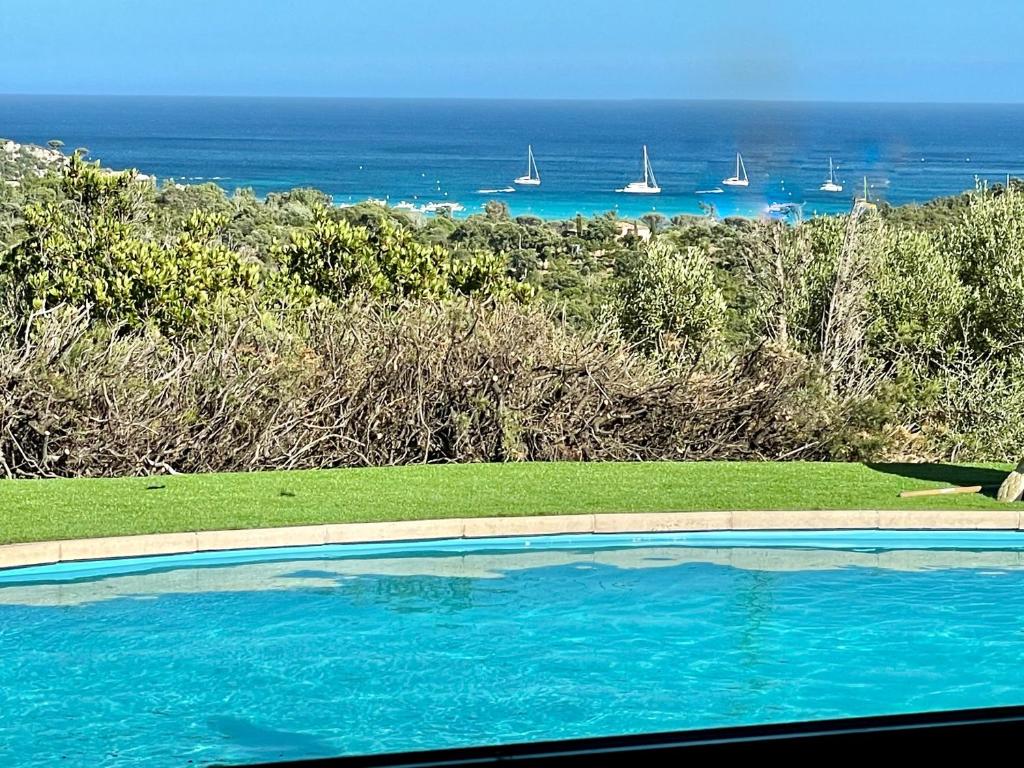 Villa AZURA vue panoramique et proche mer a Santa Giulia piscine chauffee 전경