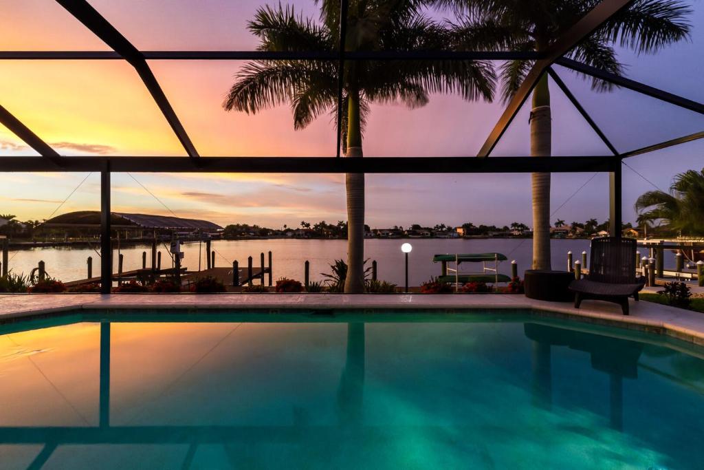 Modern, Luxurious, Waterfront home with Heated Pool - Villa Dock Holiday - Roelens Vacations, Cape Coral