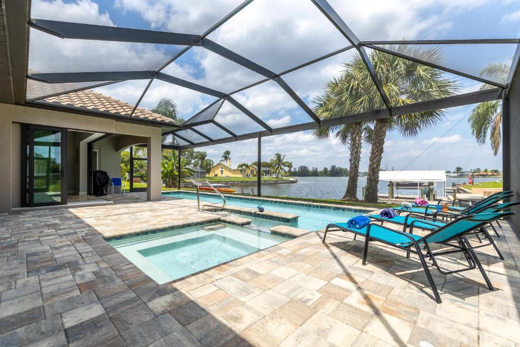 Custom Heated Pool, Kayaks, Bikes, & Spectacular Views - Villa Lakeside Oasis - Roelens Vacations, Cape Coral