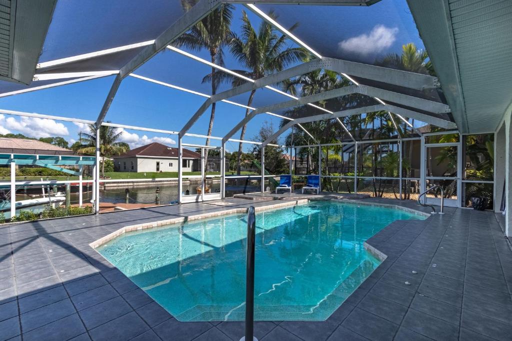 Adventure awaits with Heated Pool, Kayaks, Pool Table, & Private Beach - Villa Las Palmas, Cape Coral