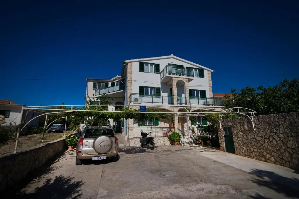 Apartmani i sobe Josica，位于耶泽拉的酒店