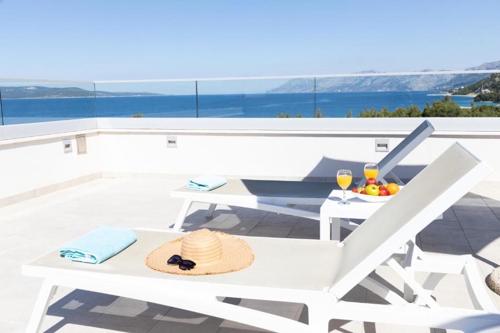 Romana Beach Resort — Hotel building in Makarska, Split-Dalmatia