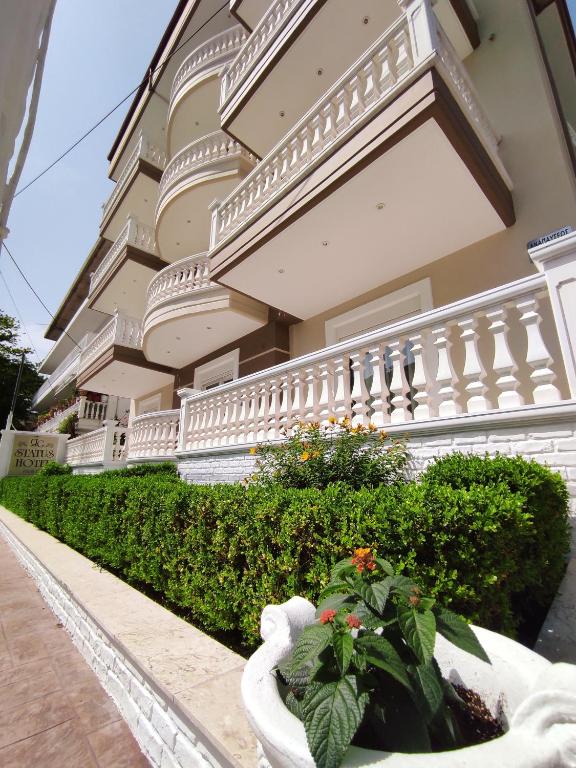Rg Status Hotel photo