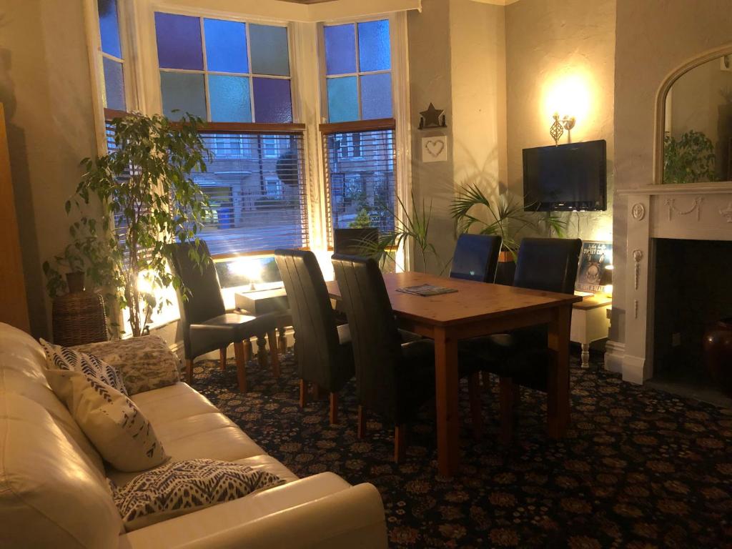 Shared lounge/TV area, North Sands Lodge in Scarborough