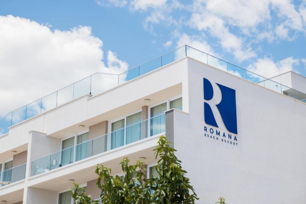 Romana Beach Resort — Hotel building in Makarska, Split-Dalmatia