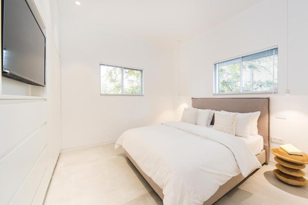 Spacious & Design 2BDR near Gordon Beach 전경