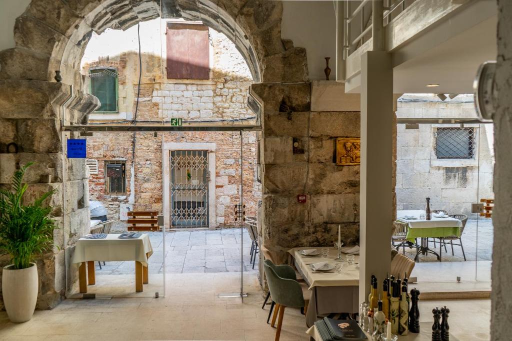 Leonis Restaurant &amp; Rooms — Hotel in Split