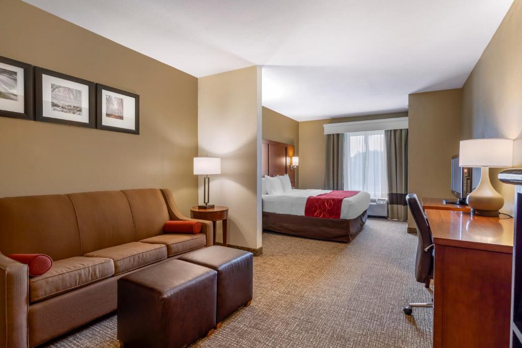 Comfort Suites North Knoxville photo