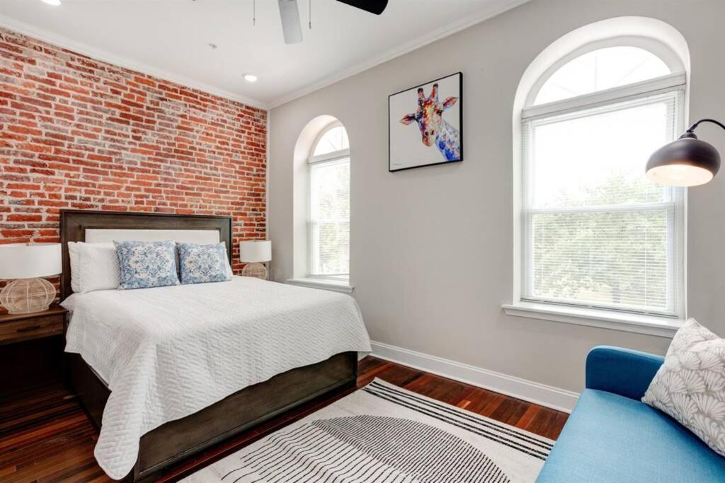Modern studio near Fairmount Park + EZ Parking